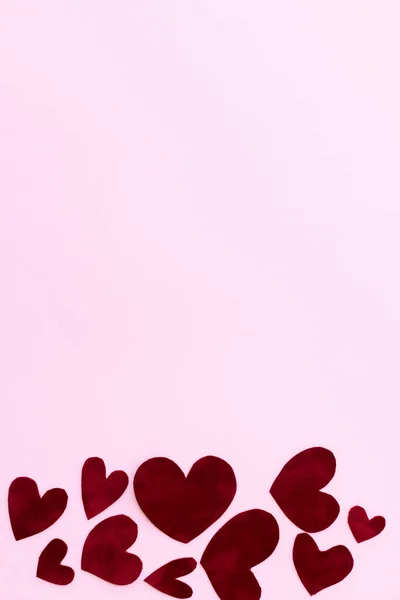 スタイリッシュなバレンタインハートはピンクの背景にテキストのためのスペースがあります バレンタインデーカードのテンプレート ハッピーバレンタインデー かわいい赤いベルベットの心ピンクの紙の境界線をカット 愛の概念 — ストック写真