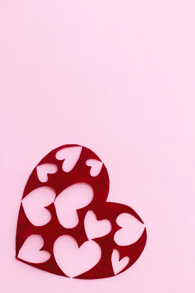 ハッピーバレンタインデー スタイリッシュなバレンタインハートはピンクの背景にテキストのためのスペースがあります バレンタインデーカードのテンプレート ピンクの紙にかわいい赤いベルベットの心が切り取られています 愛の概念 — ストック写真