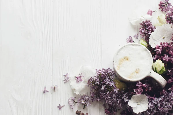 Läckert Kaffe Blommande Lila Gren Och Ros Rustik Vit Trä — Stockfoto