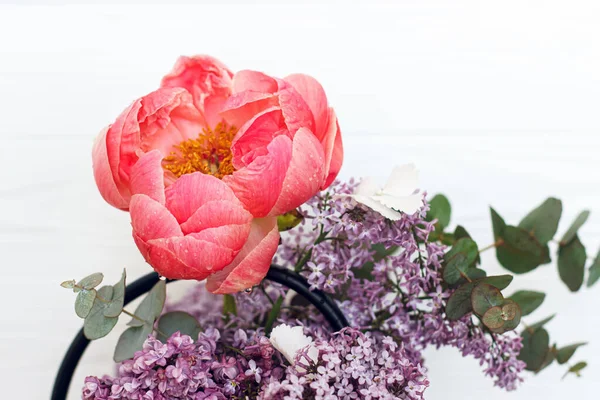 Güzel Şakayık Leylak Çiçekleri Okaliptüs Şık Metal Sulama Kabında Merhaba — Stok fotoğraf