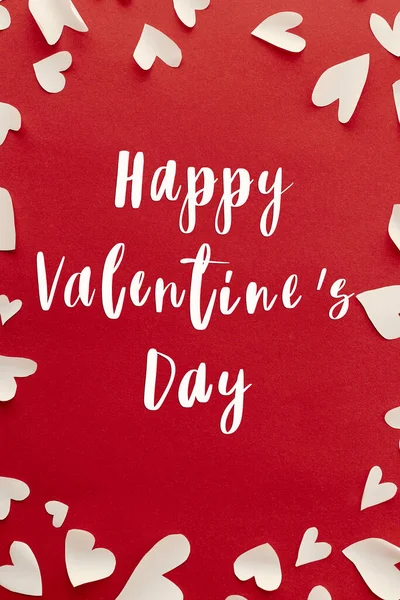 赤い背景にスタイリッシュなかわいいハートフレームにハッピーバレンタインデーのテキストは フラットレイアウト ハッピーバレンタインデーグリーティングカード 私のバレンタインになる — ストック写真