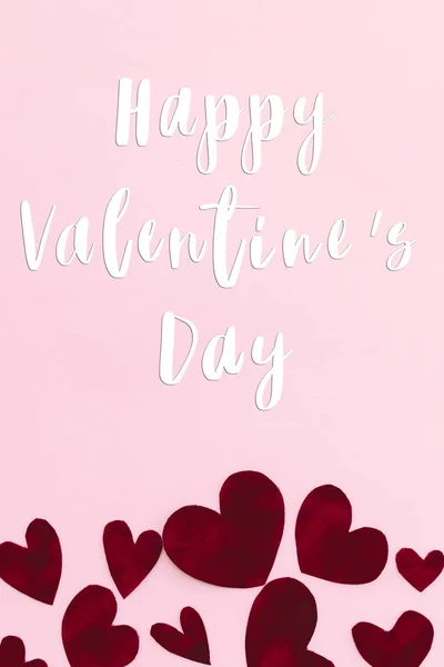 Gelukkige Valentijnsdag Tekst Stijlvolle Rode Harten Roze Achtergrond Plat Lay — Stockfoto