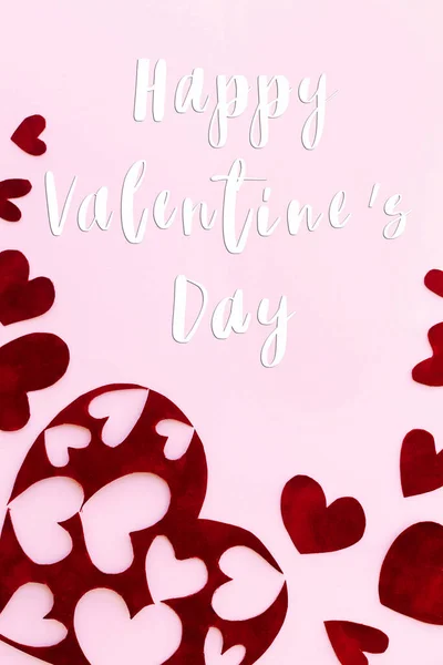 ピンクの背景にスタイリッシュな赤の心にハッピーバレンタインデーのテキストは フラットレイアウト ハッピーバレンタインデーグリーティングカード 俺のバレンタインだ 愛の概念 — ストック写真
