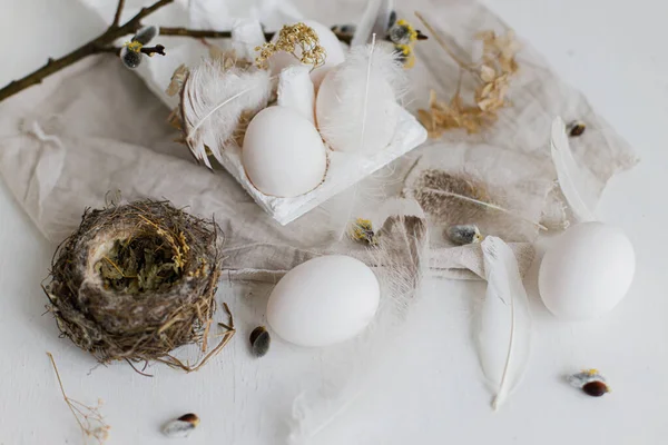 Jaja Wielkanocne Pióra Gałązki Wierzby Gniazdo Białym Stole Stylowa Wiejska — Zdjęcie stockowe