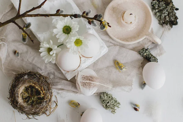 天然的东方蛋 鸟巢和蜡烛躺在质朴的白色桌子上 时尚的乡村复活节仍生活在淡淡的白色和米黄色中 现代简单美学 — 图库照片