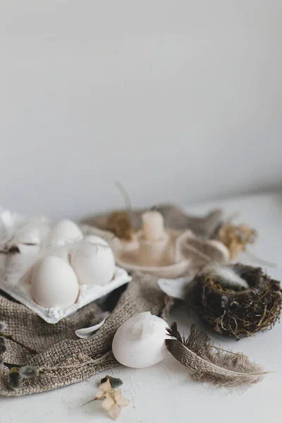 复活节乡村静谧的生活 复活节彩蛋放在盘子里 鸟巢放在白色木制桌子上 简单的乡村复活节美学用的是乳白色米色 复活节快乐 — 图库照片