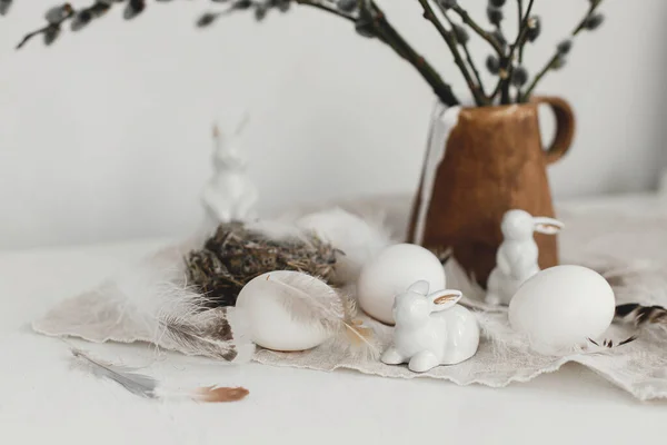 Veselé Velikonoce Přírodní Vejce Králičí Figurky Peří Hnízdo Vrbové Větve — Stock fotografie