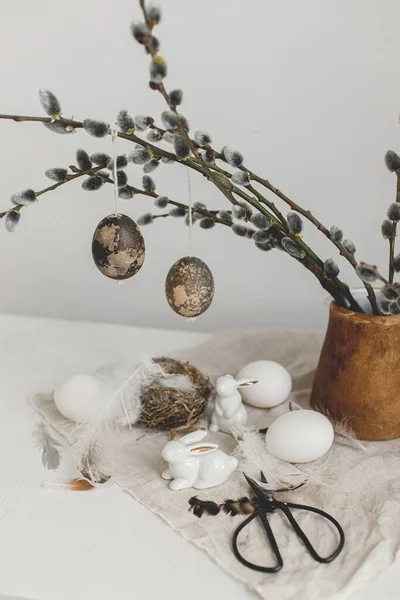 Frohe Ostern Natürliche Eier Hasenfiguren Federn Nest Weidenzweige Vase Auf — Stockfoto