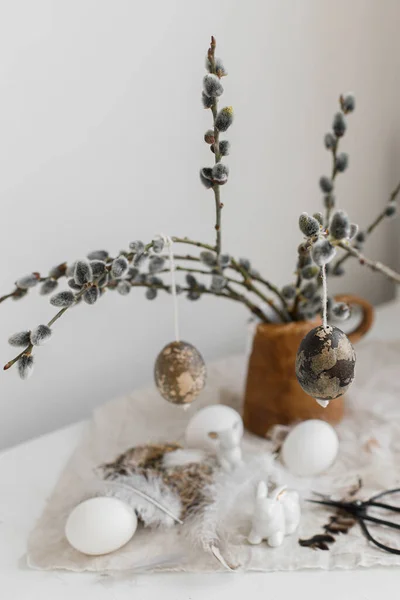 Joyeux Pâques Œufs Naturels Figurines Lapin Plumes Nid Branches Saule — Photo