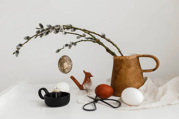 Osterrustikales Stillleben Natürliche Ostereier Hängen Weidenzweigen Kerzen Federn Auf Holztischen — Stockfoto