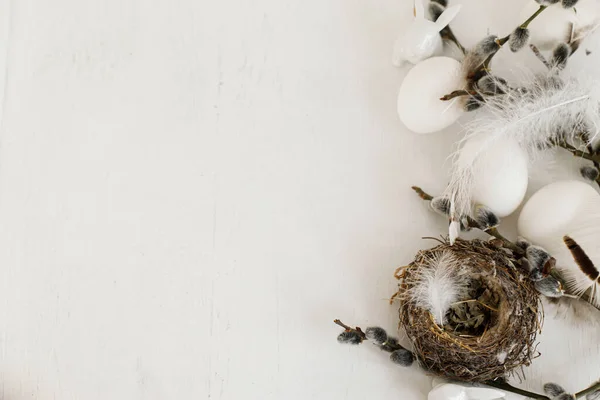 Vrolijk Pasen Natuurlijke Eieren Veren Nest Wilgentakken Grenscompositie Witte Houten — Stockfoto