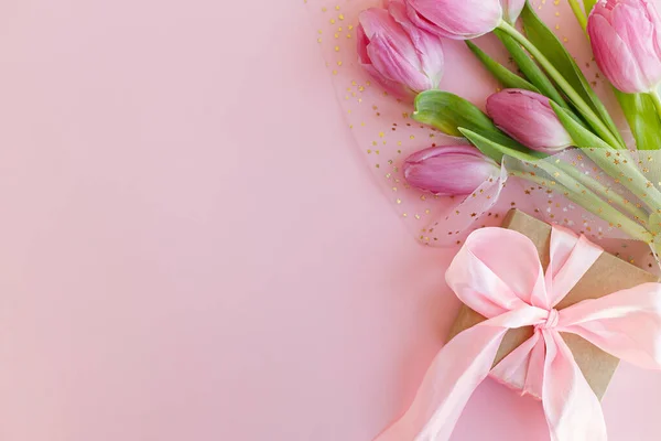 Pinkfarbene Tulpen Und Geschenkschachtel Auf Rosa Hintergrund Lagen Flach Grußkartenvorlage — Stockfoto