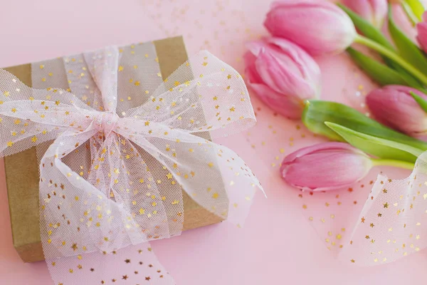Boldog Nőnapot Március Rózsaszín Tulipán Csokor Ajándék Doboz Rózsaszín Háttér — Stock Fotó