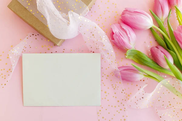 Boldog Nőnapot Március Üres Üdvözlőlap Rózsaszín Tulipán Csokor Ajándék Doboz — Stock Fotó