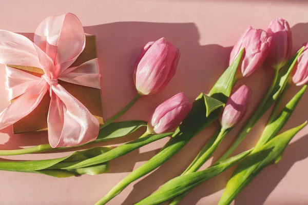 Tulipes Roses Coffret Cadeau Plein Soleil Sur Fond Rose Bannière — Photo