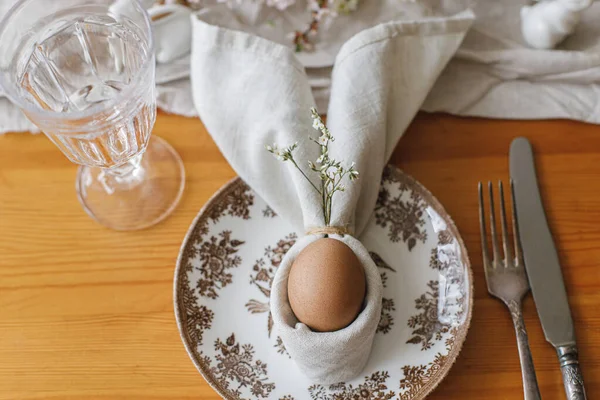 Uovo Pasqua Tovagliolo Coniglio Piatto Epoca Con Posate Coniglietto Fiori — Foto Stock