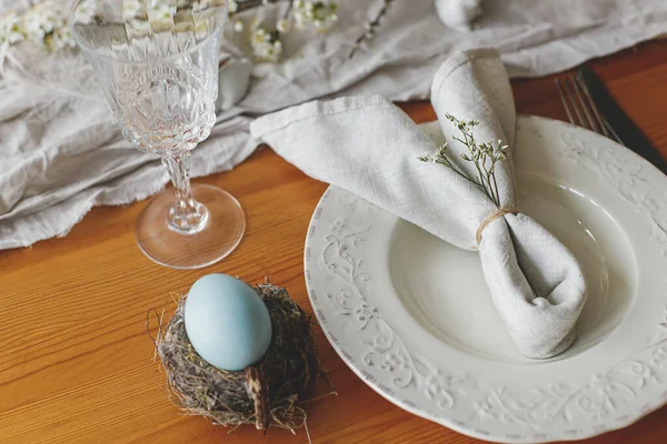 Elegante Tavolo Brunch Pasquale Uovo Pasqua Nel Nido Tovagliolo Coniglio — Foto Stock