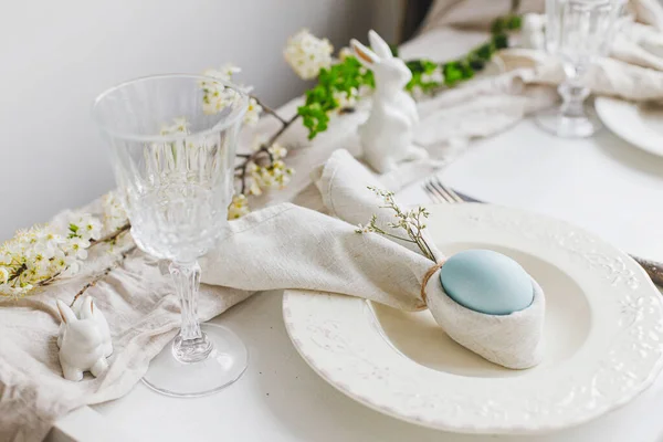 Stylish Elegant Easter Brunch Table Setting Easter Egg Bunny Napkin — Stock Photo, Image