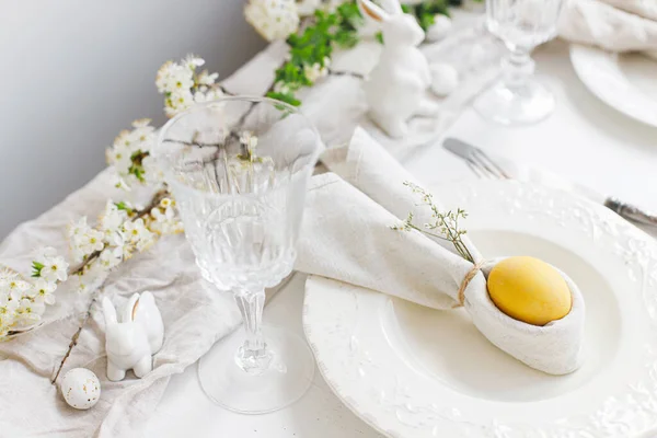 Vrolijk Pasen Stijlvolle Elegante Paasbrunch Tafel Setting Paasei Konijnenservet Bord — Stockfoto