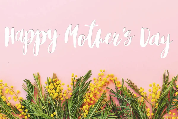 Feliz Día Las Madres Texto Sobre Flores Mimosa Plana Yacía —  Fotos de Stock