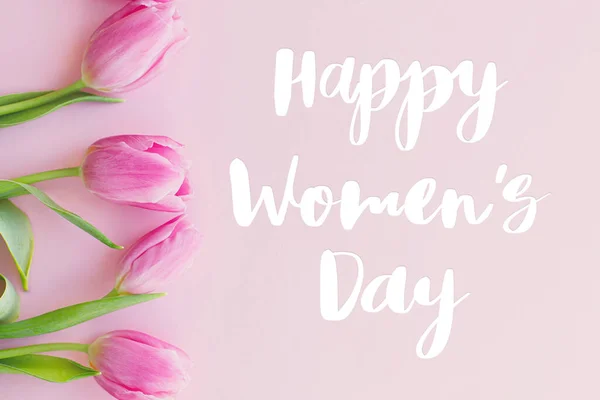 Happy Womens Dagtekst Roze Tulpen Plat Lag Roze Achtergrond Stijlvolle — Stockfoto