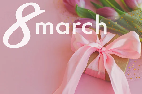 3月8日快乐女人的一天文字粉红郁金香和礼物盒粉红背景 别致的贺卡 国际妇女节 手写字体 — 图库照片