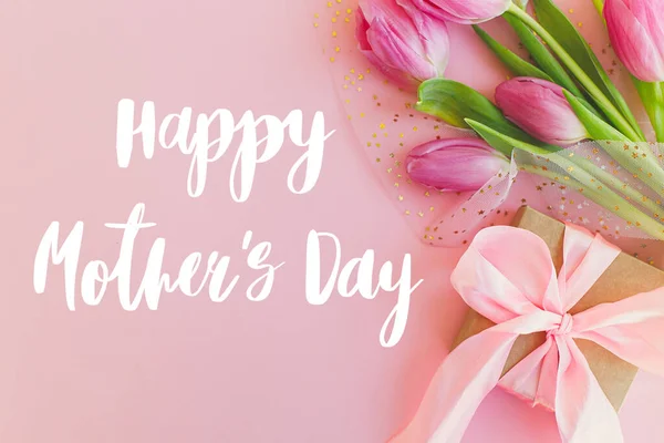 Happy Mother Day Tekst Roze Tulpen Boeket Geschenkdoos Roze Achtergrond — Stockfoto