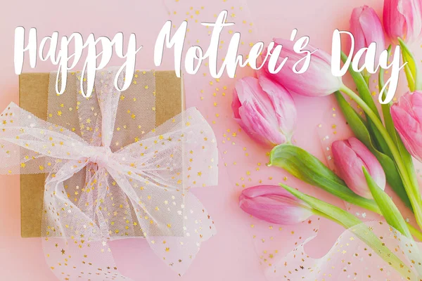 ピンクのチューリップの花束とピンクの背景のギフトボックスに幸せな母親の日のテキスト スタイリッシュなグリーティングカード 母の日 感謝と母への愛 手書き文字 — ストック写真
