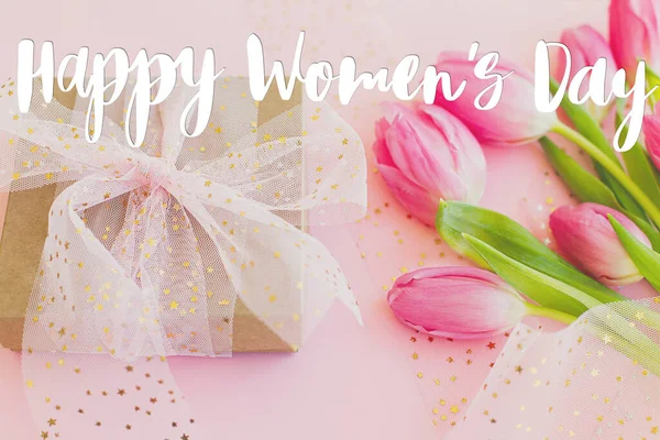 Happy Womens Dagtekst Roze Tulpen Geschenkdoos Roze Achtergrond Stijlvolle Wenskaart — Stockfoto