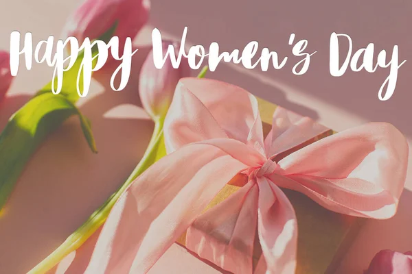 Happy Womens Dagtekst Roze Tulpen Geschenkdoos Zonlicht Roze Achtergrond Stijlvolle — Stockfoto