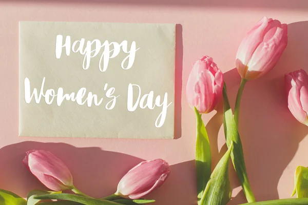 Boldog Nők Napi Szöveg Üdvözlő Kártya Rózsaszín Tulipán Napfényben Rózsaszín — Stock Fotó