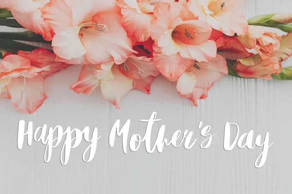 Glada Mödrar Dag Text Vackra Gladiolus Blommor Rustik Vitt Trä — Stockfoto