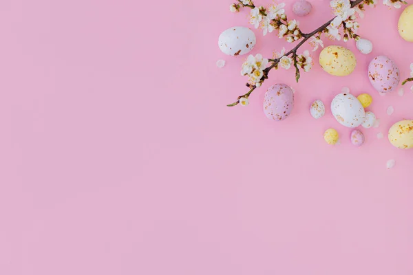 イースターフラットテキストのためのスペースでレイアウト ピンクの背景にカラフルなイースターチョコレートの卵と桜の境界線 ハッピーイースター スタイリッシュな柔らかい春のバナーテンプレート グリーティングカード — ストック写真