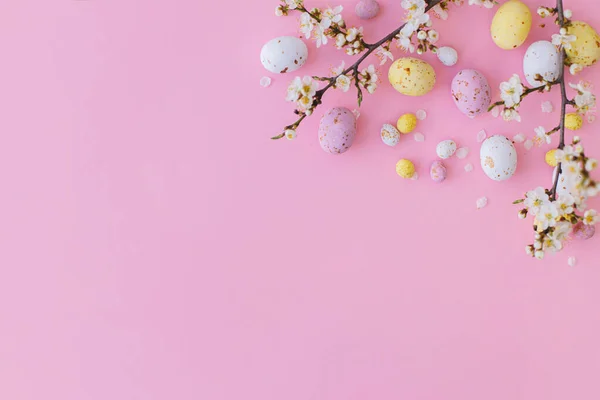 复活节平铺有文字的空间 五彩缤纷的复活节巧克力蛋和樱花与粉色背景相映成趣 复活节快乐 典雅柔嫩的春旗模板 问候语 — 图库照片