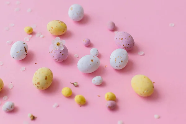 ハッピーイースター ピンクの背景に桜の花とカラフルなイースターチョコレートの卵 スタイリッシュな柔らかい春のテンプレート 創造的なレイアウト グリーティングカード — ストック写真