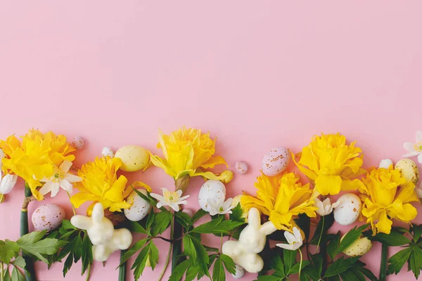 五彩缤纷的复活节巧克力蛋 兔子和水仙花与粉色背景相映成趣 复活节快乐 时尚的复活节公寓躺在床上 贺卡或横幅模板 — 图库照片