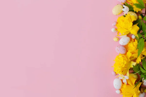 复活节快乐 五彩缤纷的复活节巧克力蛋和水仙花与粉色背景相映成趣 时尚的复活节公寓躺在床上 贺卡或横幅模板 — 图库照片