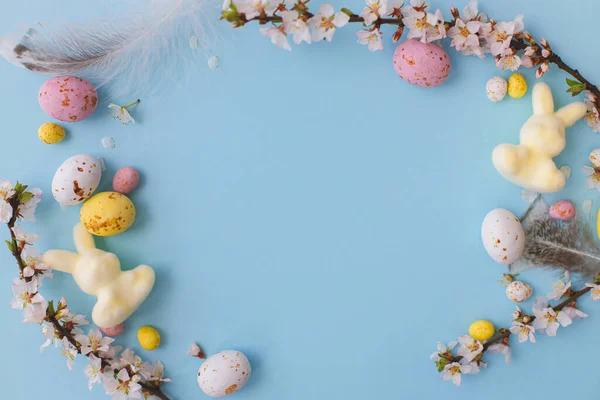 Красочные Пасхальные Шоколадные Яйца Кролик Вишня Цветет Границы Синем Фоне — стоковое фото