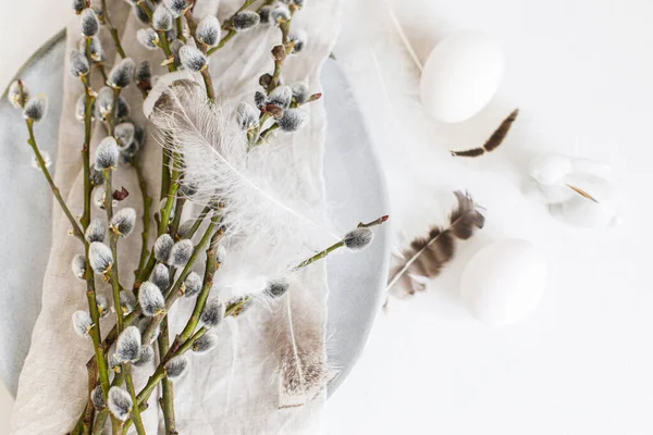 Modern Easter Table Decoration Pussy Willow Branches Feathers Modern Plate — 图库照片