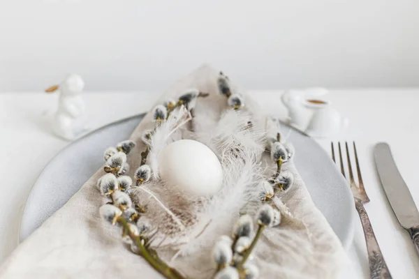 Stylish Easter Table Setting Natural Easter Egg Pussy Willow Branches — Stockfoto