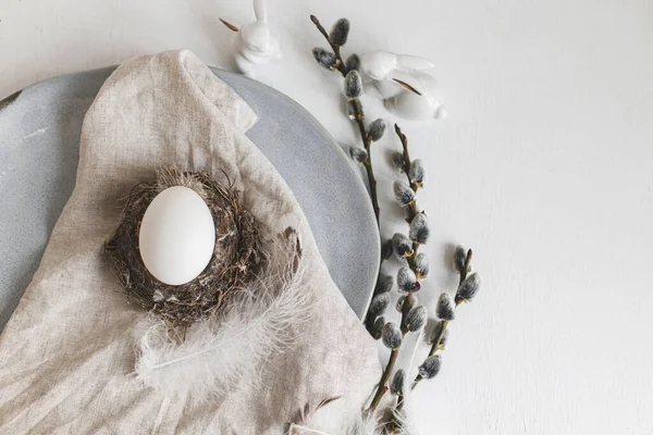 Stylish Easter Table Setting Natural Easter Egg Nest Pussy Willow — Stockfoto