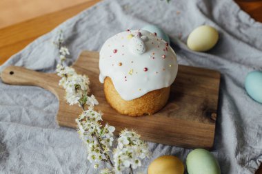 Ev yapımı paskalya ekmeği, doğal boyanmış yumurtalar ve kırsal masada bahar çiçekleri. Mutlu Paskalyalar! Şekerli ve serpiştirilmiş taze paskalya pastası, geleneksel Ukrayna çöreği.