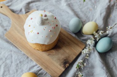 Ev yapımı paskalya ekmeği, doğal boyanmış yumurtalar ve kırsal masada bahar çiçekleri. Mutlu Paskalyalar! Şekerli ve serpiştirilmiş taze paskalya pastası, geleneksel Ukrayna çöreği.