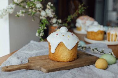 Ev yapımı paskalya ekmeği, doğal boyanmış yumurtalar ve kırsal masada bahar çiçekleri. Mutlu Paskalyalar! Şekerli ve serpiştirilmiş taze paskalya pastası, geleneksel Ukrayna çöreği.