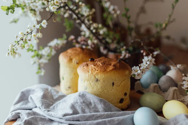 Huisgemaakt Paasbrood Natuurlijk Geverfde Eieren Lentebloesem Rustieke Tafel Kamer Vrolijk — Stockfoto
