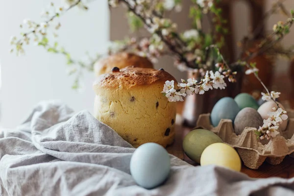 Счастливой Пасхи Домашний Пасхальный Хлеб Натуральные Окрашенные Яйца Весенний Цветок — стоковое фото
