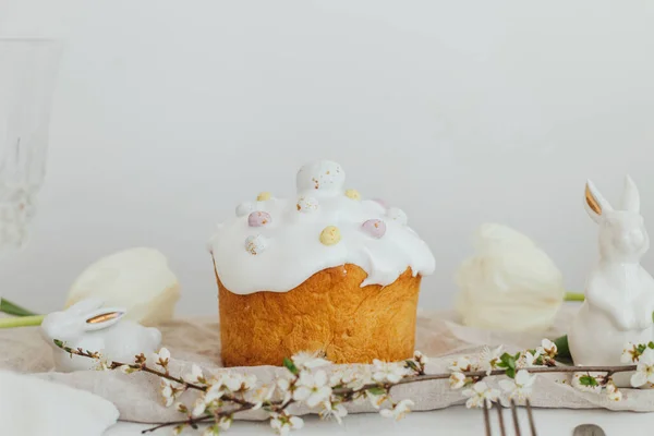 Vrolijk Pasen Zelfgemaakt Paasbrood Konijn Witte Tulpen Rustieke Tafel Kamer — Stockfoto