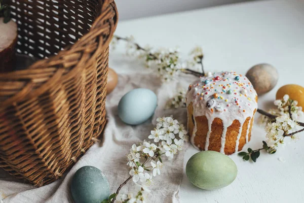 Feliz Pascua Elegante Pan Pascua Huevos Naturales Teñidos Mesa Rústica — Foto de Stock