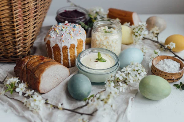 Přírodní Obarvená Velikonoční Vajíčka Stylový Velikonoční Chléb Šunka Řepa Máslo — Stock fotografie