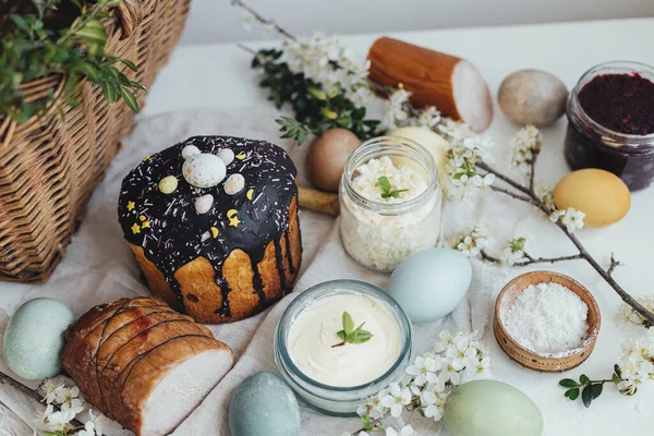 Cesta Tradicional Pascua Para Cena Festiva Huevos Naturales Pascua Teñidos — Foto de Stock